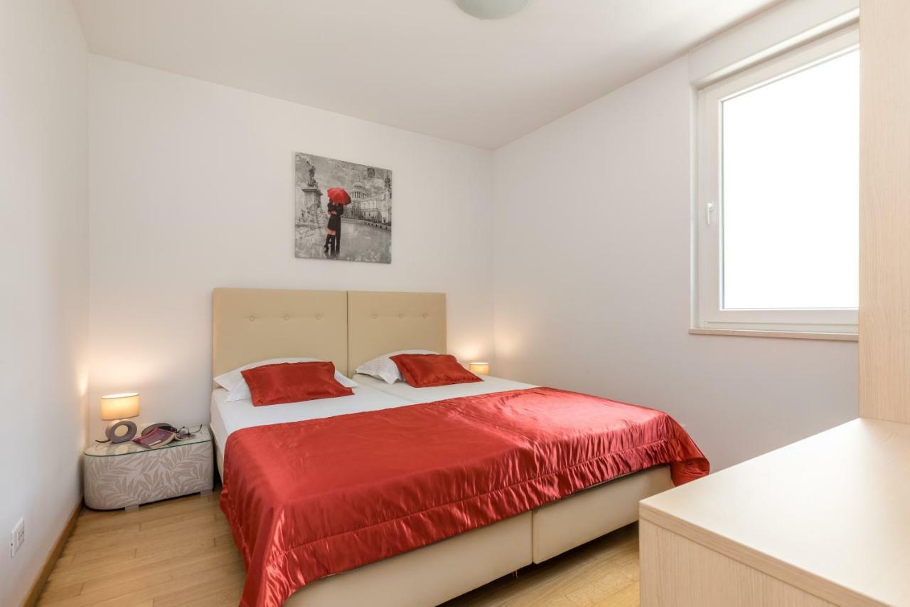 Apartment Marcela With Private Parking Сплит Екстериор снимка